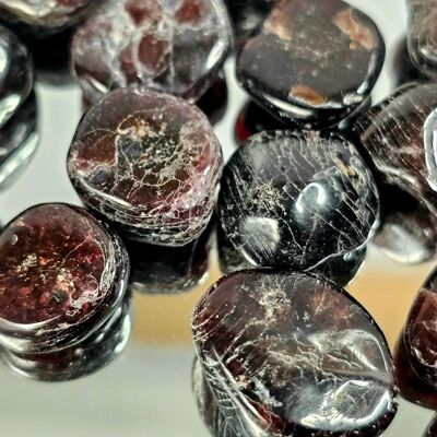 Natürlicher polierter roter Granatkristall