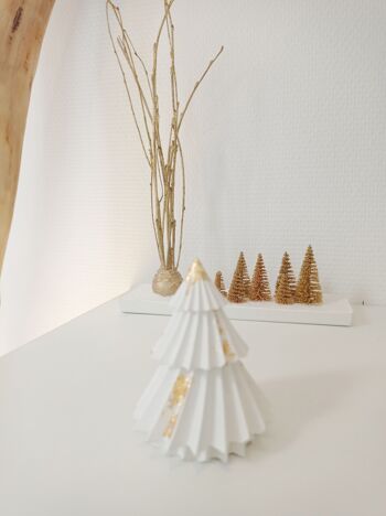 Décoration de Noël - Sapin de Noël strié en béton blanc et or 2