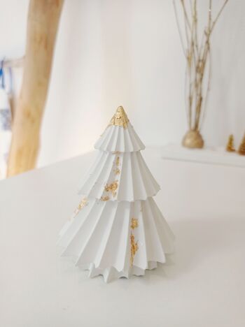 Décoration de Noël - Sapin de Noël strié en béton blanc et or 3