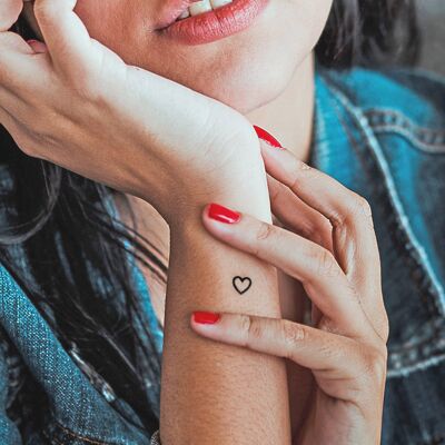 Tatuaje temporal de pequeños corazones en negro (set de 15)