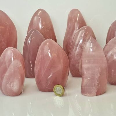 Forma libre de cristal de cuarzo rosa