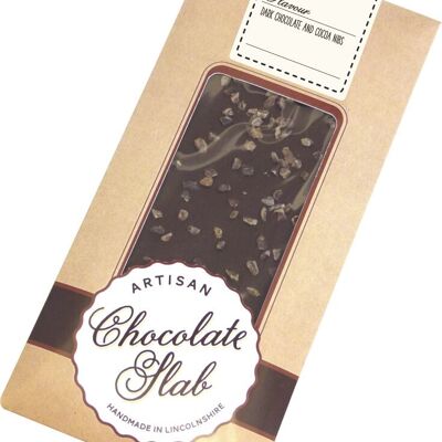 Barra de chocolate oscuro artesanal cubierta con semillas de cacao