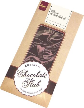 Barre artisanale au chocolat noir avec une ondulation de framboise