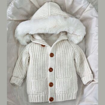 Cardigan élégant pour bébé tricoté en grosse maille, manteau avec détail en fourrure 3