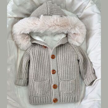 Cardigan élégant pour bébé tricoté en grosse maille, manteau avec détail en fourrure 4