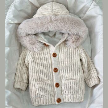 Cardigan élégant pour bébé tricoté en grosse maille, manteau avec détail en fourrure 5