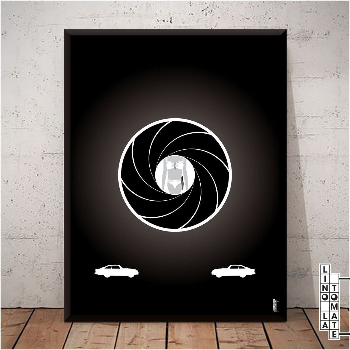 Poster Lino il Pomodoro L097
Omaggio di Lino il Pomodoro a “JAMES BOND CONTRO DR NO” “DR NO” (versione universale)
Sean Connery, Ursula Andress