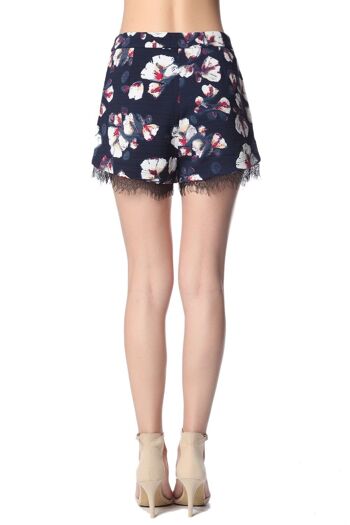 Short bleu marine à imprimé fleuri avec détail en dentelle 2