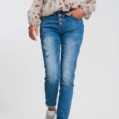 Faltige Boyfriend-Jeans aus hellem Denim mit zerrissenen Details