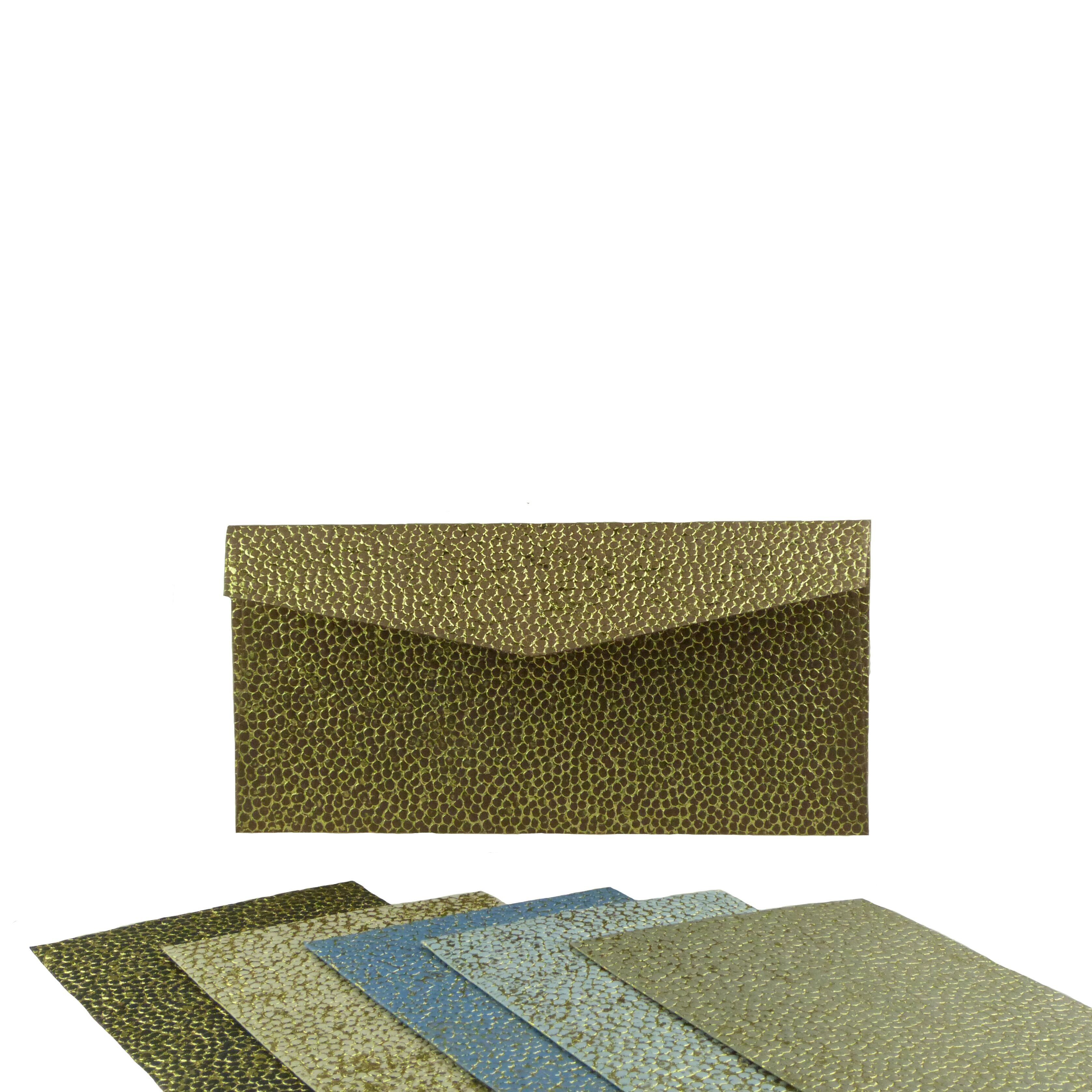 Festlicher Umschlag aus handgeschöpftem Papier, genarbtes Ledermuster, Heißfolienprägung