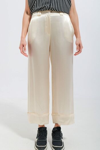 Pantalon de costume large en satin crème 1