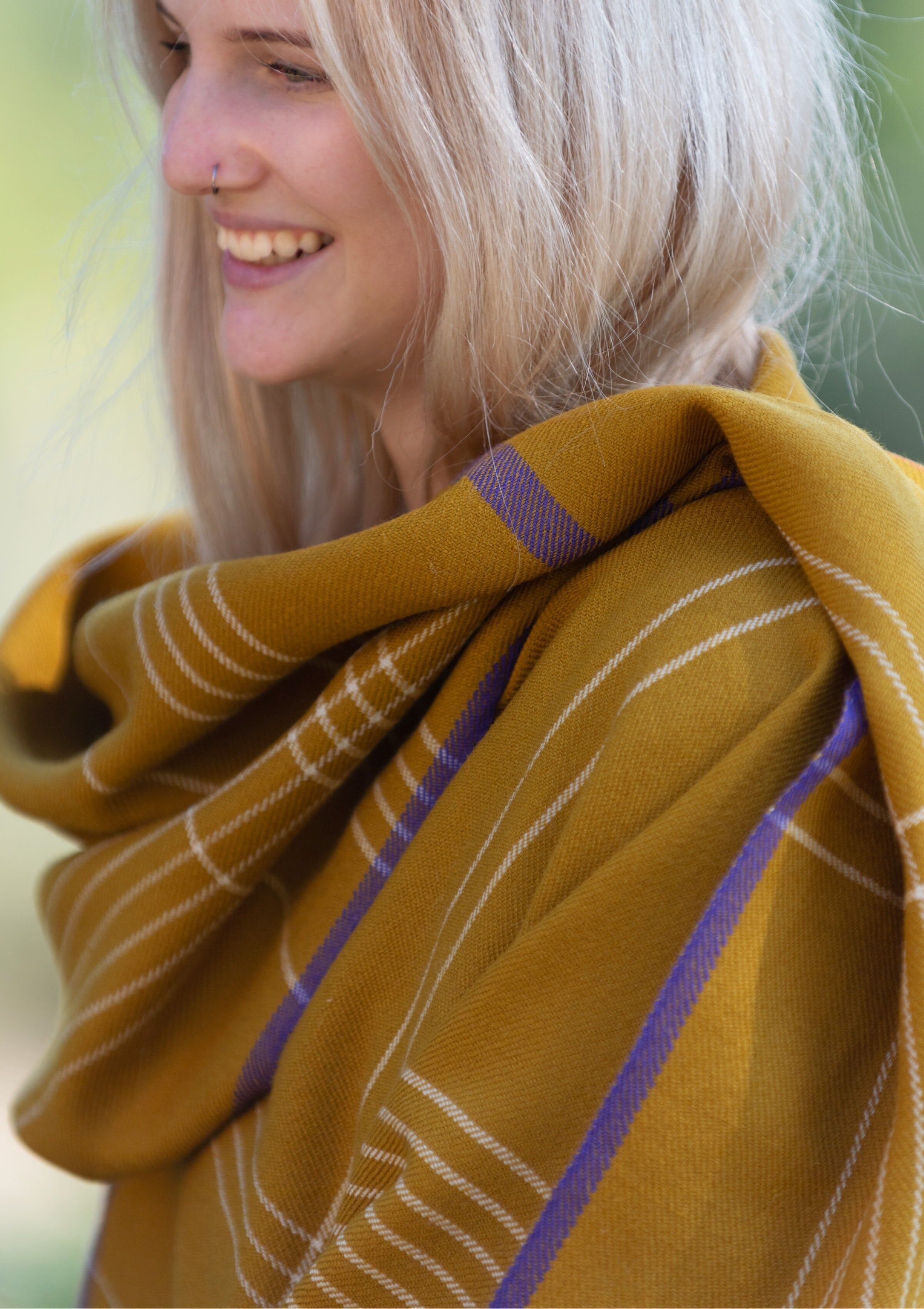 Stola beim Spielen von Madras Ocker