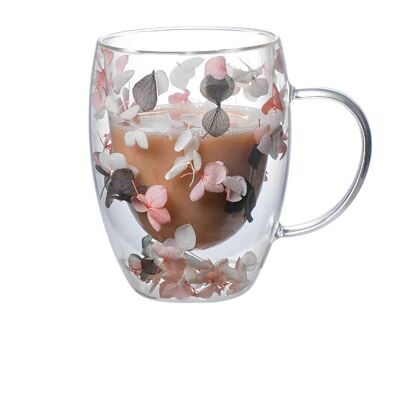 Tasse mit rosa-grau-weißen Blütenblättern und doppelwandigem Griff
