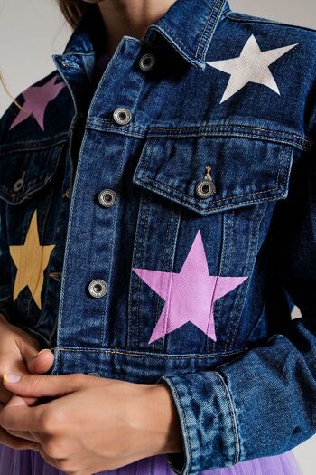 veste en jean crop avec étoiles multicolores 4
