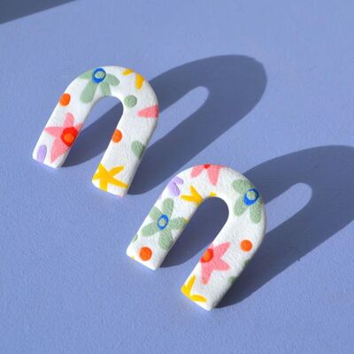 Pendientes de arco con textura floral Frankie