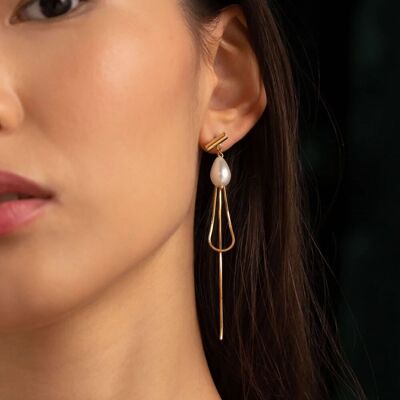 Korey dangling earrings - freshwater pearls and chain