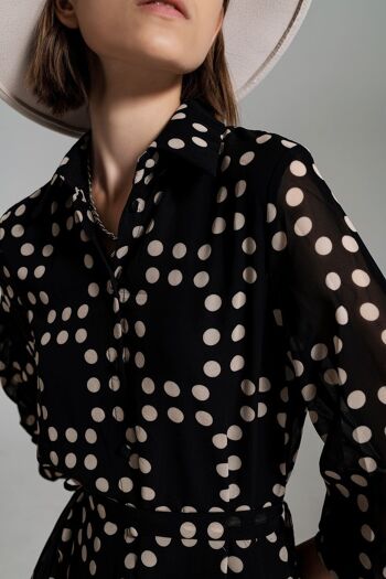 Robe à pois ajustée et volantée avec manches volumineuses en noir 4