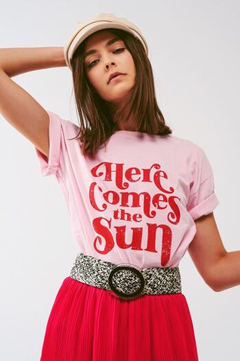 T-shirt avec texte Here Comes The Sun en rose 1