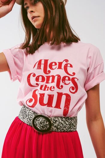 T-shirt avec texte Here Comes The Sun en rose 4