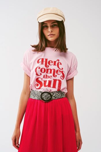 T-shirt avec texte Here Comes The Sun en rose 5