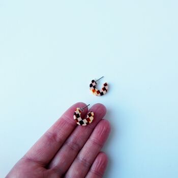 Boucles d’oreilles Honey Checker Super Mini Hoop - cerceaux en résine d’acétate à motif damier 4