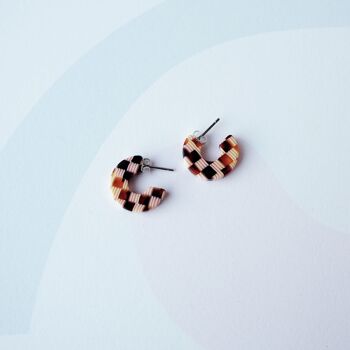 Boucles d’oreilles Honey Checker Super Mini Hoop - cerceaux en résine d’acétate à motif damier 7