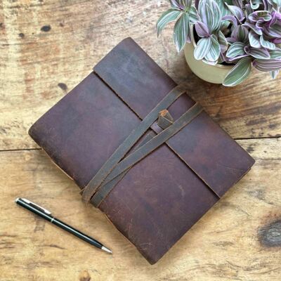 Journal en cuir de buffle marron avec rabat et cravate en cuir