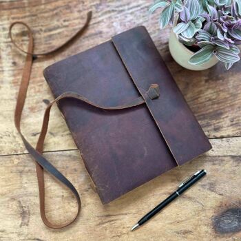Journal en cuir de buffle marron avec rabat et cravate en cuir 2