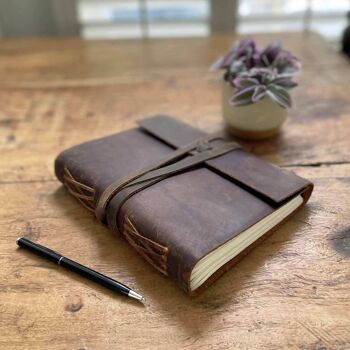 Journal en cuir de buffle marron avec rabat et cravate en cuir 3