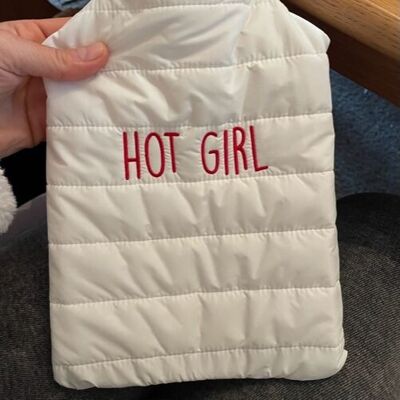 Geschenkidee: Daunenjacke „Hot Girl“ Wärmflasche
