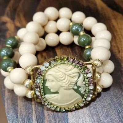 Bracelet with green Cameo