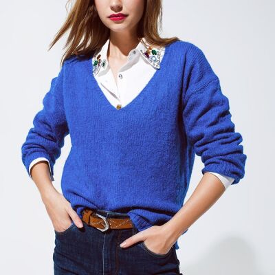 Weicher blauer Pullover mit weitem V-Ausschnitt