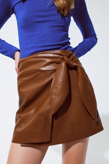 Mini jupe en simili cuir marron avec noeud sur le côté 5