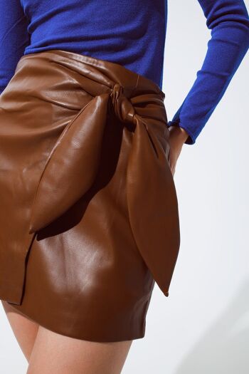 Mini jupe en simili cuir marron avec noeud sur le côté 6