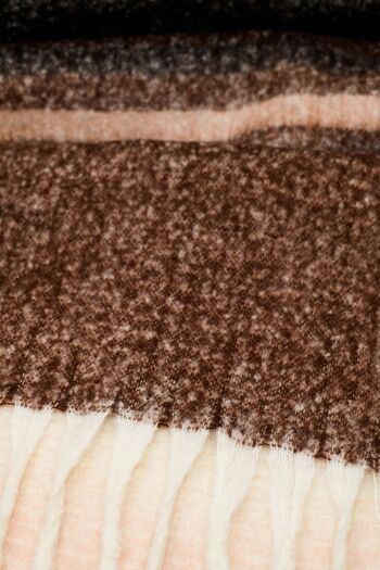 Écharpe en tricot épais multicolore dans des tons de rayures brunes 4