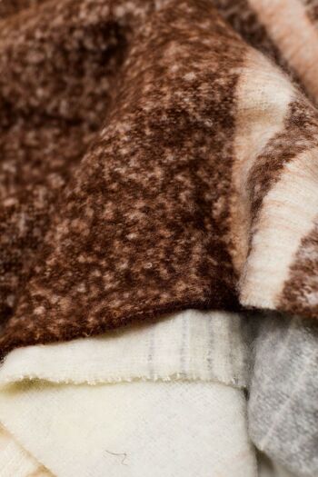 Écharpe en tricot épais multicolore dans des tons de rayures brunes 5