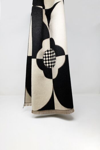 Écharpe design géométrique noir et blanc avec détails de fleurs 4