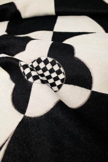 Écharpe design géométrique noir et blanc avec détails de fleurs 5