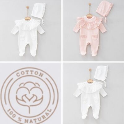 Una confezione di tre tutine e cuffiette per neonato con colletto speciale ed eleganti