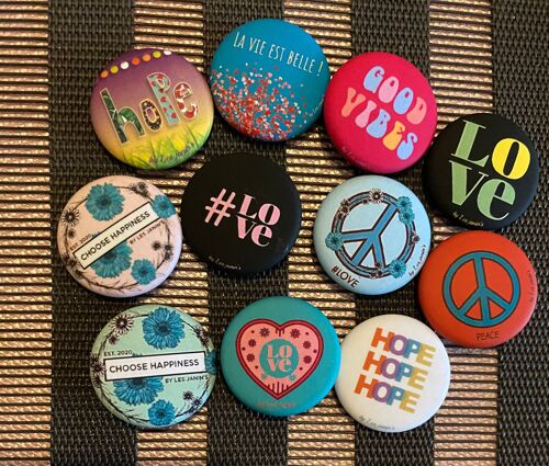 Lot de 11 petits badges épingles 25mm,  Good vibes, Peace, love, choose Happiness