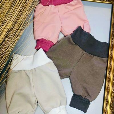 Pantaloni comodi realizzati in tinta unita di cotone felpato