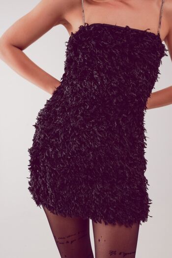 Mini-robe sans manches en fausses plumes sur l'ensemble en noir 2
