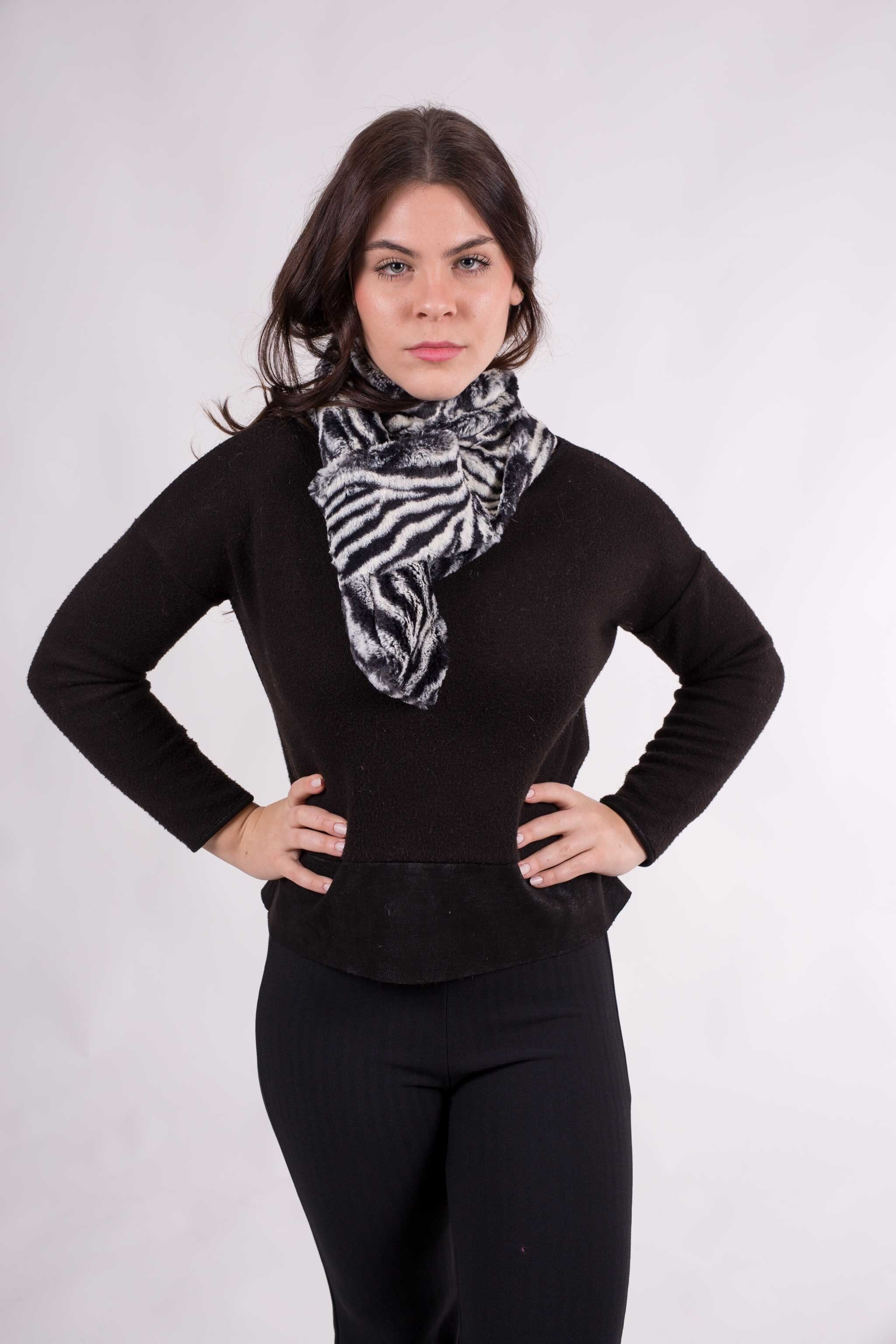 Kleiner Schal mit Zebramuster