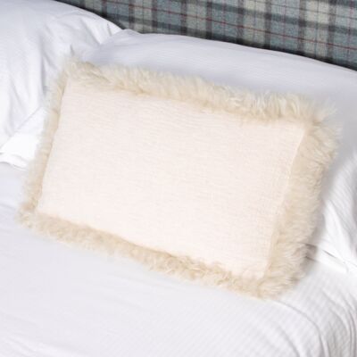 Cuscino in lino beige con finiture in pelle di pecora 30x50 cm