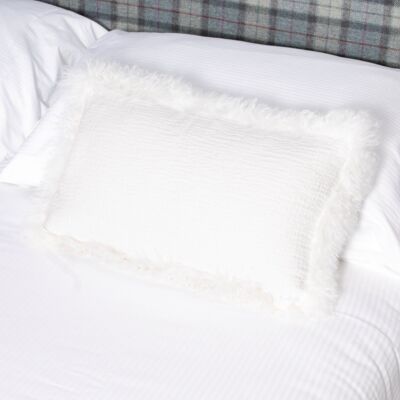 Cuscino in lino bianco con finiture in pelle di pecora 30x50 cm