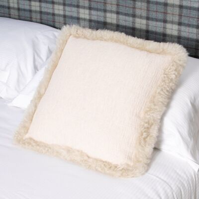 Cuscino in lino beige con finiture in pelle di pecora 45x45 cm