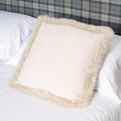 Cojín de lino beige ribete piel de oveja 45x45cm
