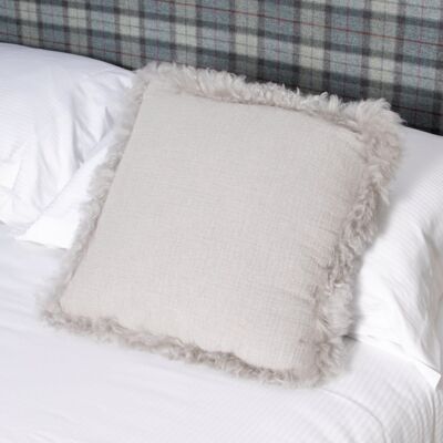 Cuscino in lino grigio con finiture in pelle di pecora 45x45 cm