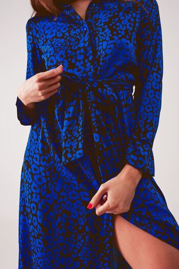 Robe chemise longue ceinturée à imprimé animalier bleu 4