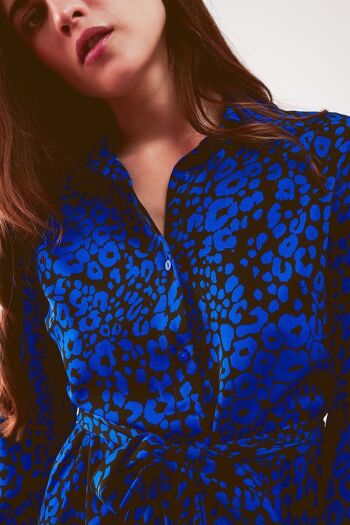 Robe chemise longue ceinturée à imprimé animalier bleu 5